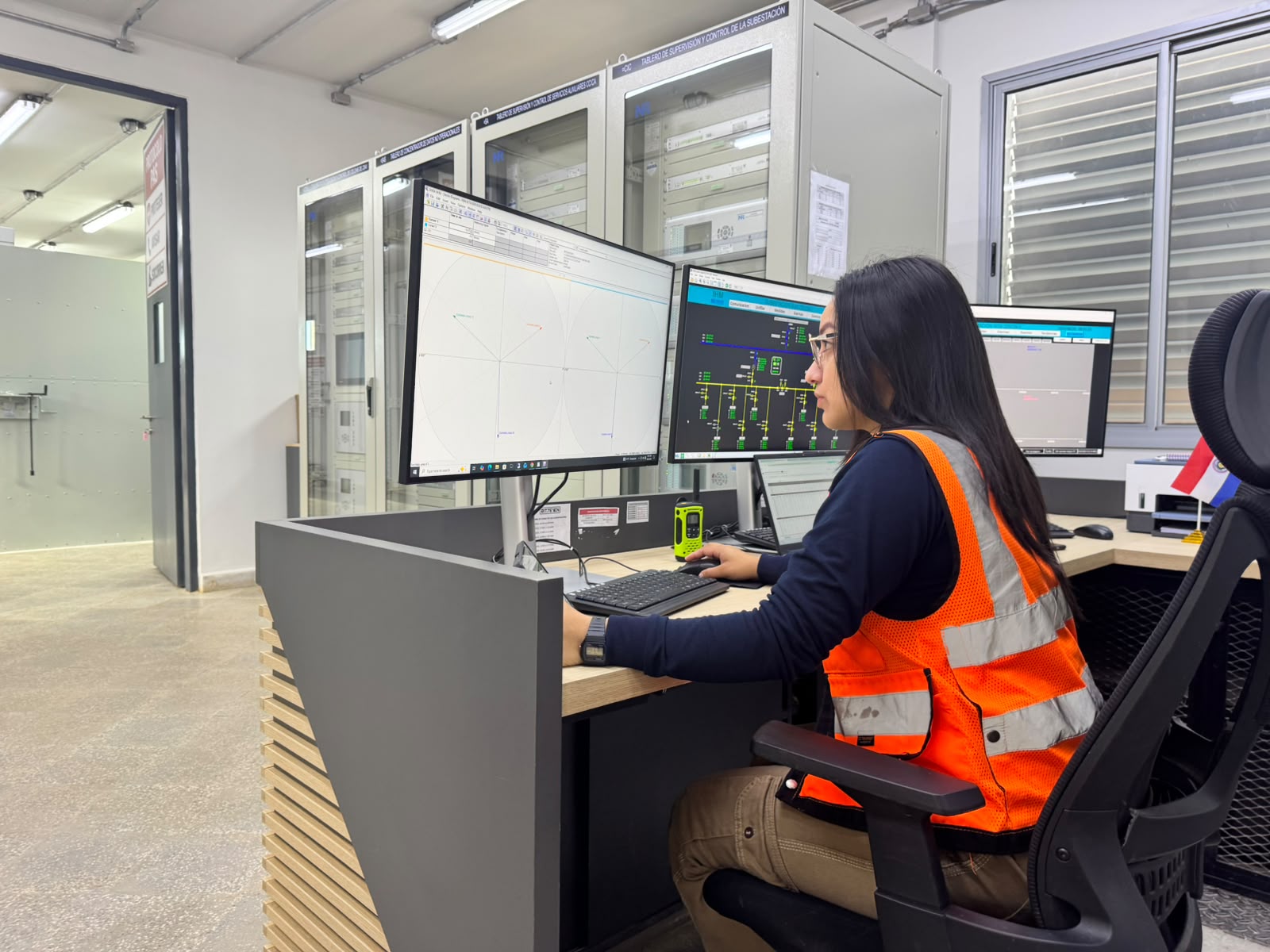 Sala de control con monitoreo SCADA de subestación
